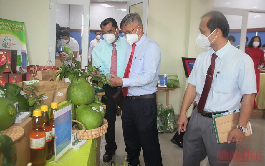 Lãnh đạo tỉnh Đồng Nai tham quan gian hàng trưng bày sản phẩm nông nghiệp tại Techfest DongNai 2021. Đồng Nai lấy doanh nghiệp làm nòng cốt để đổi mới sáng tạo -0
