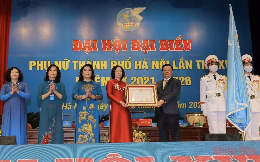 Bí thư Thành ủy Hà Nội Đinh Tiến Dũng trao Huân chương Lao động hạng Nhất tặng Hội Liên hiệp Phụ nữ thành phố Hà Nội. 
