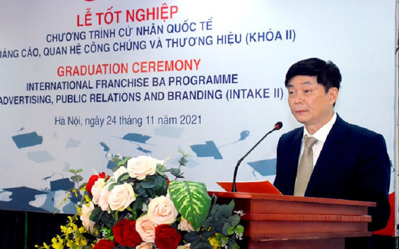 PGS,TS. Phạm Minh Sơn, Giám đốc Học viện Báo chí và Tuyên truyền phát biểu tại buổi lễ. (Ảnh: Học viện Báo chí và Tuyên truyền) Lễ tốt nghiệp Chương trình Cử nhân quốc tế Quảng cáo, PR và Thương hiệu khóa II -0