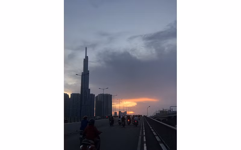 Thành phố đã tỉnh lại, sau một cơn mê dài.