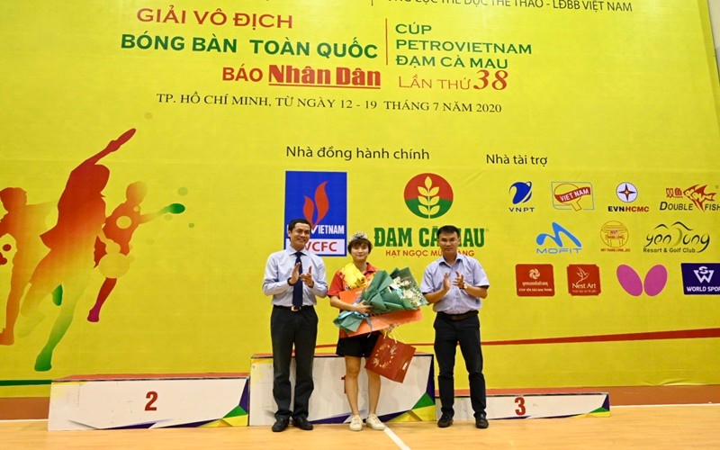 Ban Tổ chức trao giải Hoa khôi cho VĐV Nguyễn Khoa Diệu Khánh. Bế mạc và trao giải Giải vô địch bóng bàn toàn quốc Báo Nhân Dân lần thứ 38 -0