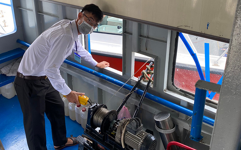 Đo đạc thủy văn tại trạm Mỹ Thuận, tỉnh Vĩnh Long (Đài Khí tượng - Thủy văn khu vực Nam Bộ).