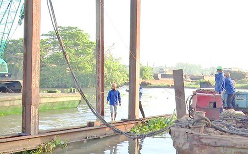 Thi công đập thép ngăn mặn trên kênh Nguyễn Tấn Thành, tỉnh Tiền Giang. (Ảnh NGỌC PHÚC) Chủ động thích ứng với hạn hán, xâm nhập mặn -0