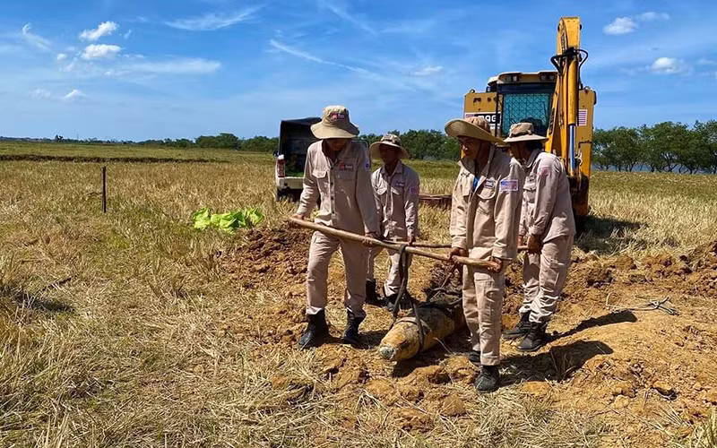 Đội rà phá bom mìn MAG tháo gỡ, di chuyển an toàn quả bom về khu vực chờ hủy nổ tập trung. (Ảnh: MAG)