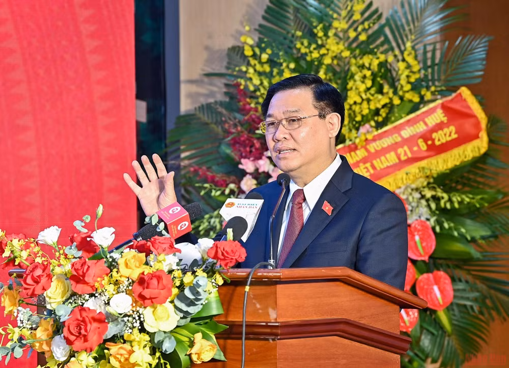 Chủ tịch Quốc hội Vương Đình Huệ phát biểu ý kiến tại buổi làm việc. (Ảnh Duy Linh).