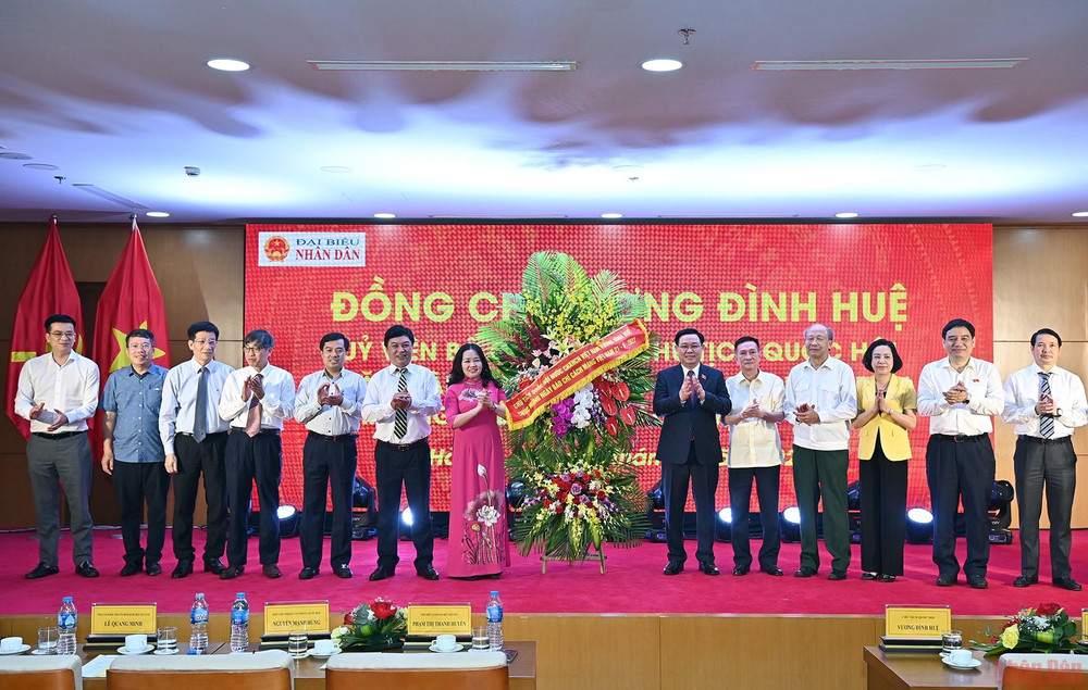 Chủ tịch Quốc hội Vương Đình Huệ và các đại biểu tặng hoa chúc mừng báo Đại biểu Nhân dân nhân Ngày báo chí cách mạng Việt Nam. (Ảnh Duy Linh) Cầu nối tin cậy giữa Quốc hội với cử tri và Nhân dân -0