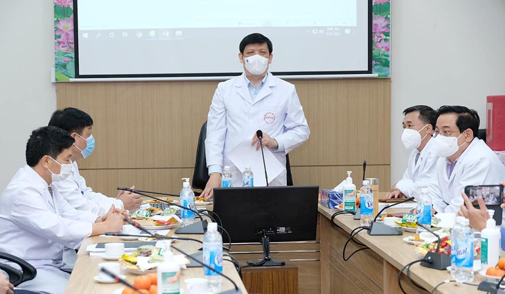 GS, TS Nguyễn Thanh Long đón giao thừa cùng các chiến sĩ tuyến đầu.
