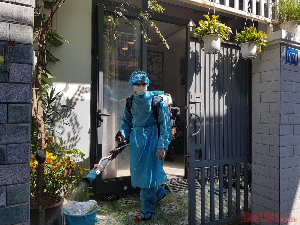 Phun khử trùng bên trong khu vực gia đình bệnh nhân N, sáng 26-7 Đà Nẵng thực hiện giãn cánh xã hội từ 13 giờ chiều 26-7 -0