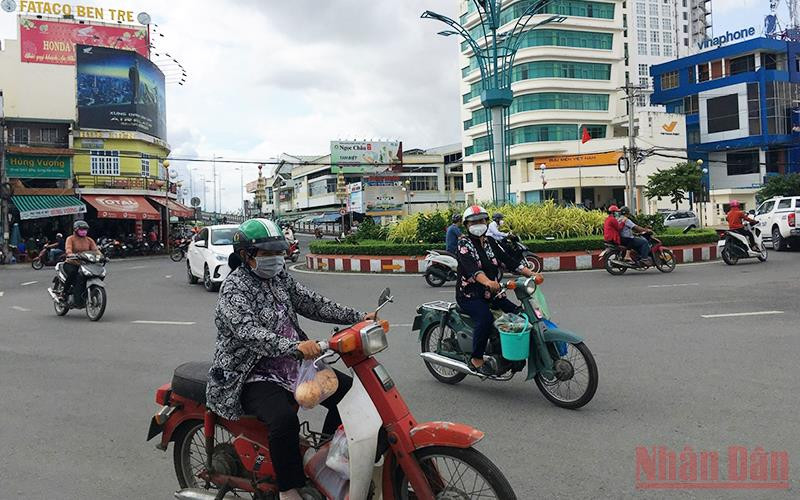 Việc đi lại, kinh doanh buôn bán tại TP Bến Tre (tỉnh Bến Tre) trở lại bình thường theo Nghị quyết 128 của Chính phủ. Bến Tre triển khai thực hiện Nghị quyết 128 của Chính phủ -0