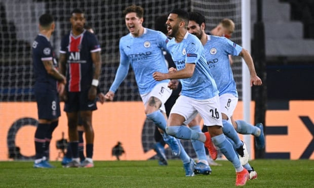 R. Mahrez (áo xanh, giữa) ấn định chiến thắng 2-1 cho Man City.