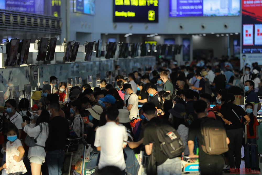 Chiều 29-4, Việt Nam ghi nhận 45 ca mắc Covid-19 mới, trong đó có 39 ca được cách ly ngay sau khi nhập cảnh và sáu ca lây nhiễm trong nước. Sân bay Nội Bài đông nghẹt người rời thủ đô đi nghỉ lễ 30-4 và 1-5 -3