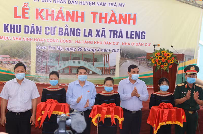 Đồng chí Nguyễn Đức Hải cắt băng khánh thành Khu dân cư Bằng La.