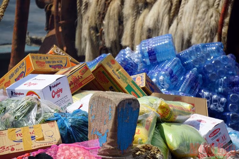 Hàng trăm tàu cá ngư dân miền trung tất bật vươn khơi -0