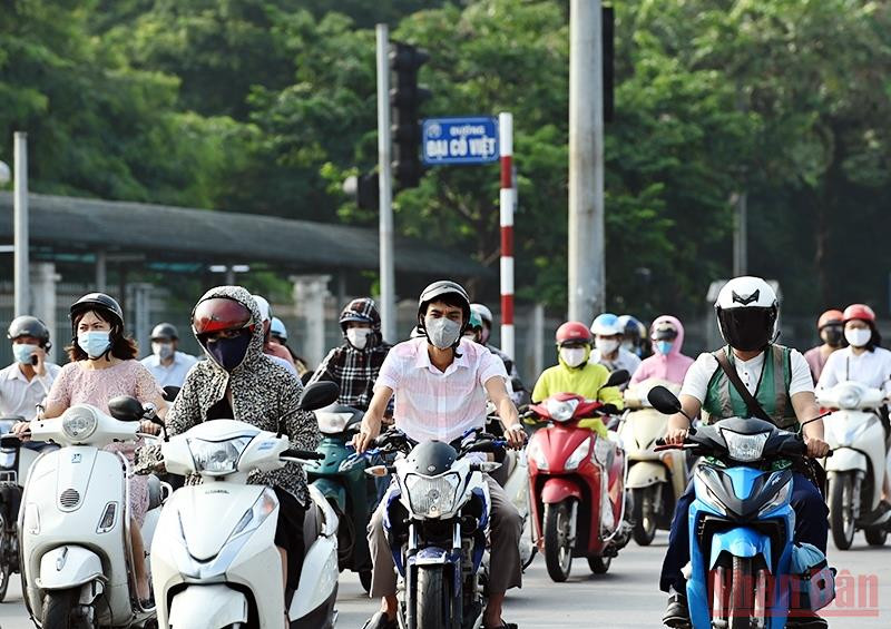 Các phương tiện giao thông đổ về trung tâm thành phố trên trục đường Giải Phóng - Lê Duẩn. (Ảnh: Duy Linh) Hà Nội “tỉnh giấc” sau 2 tháng giãn cách -0