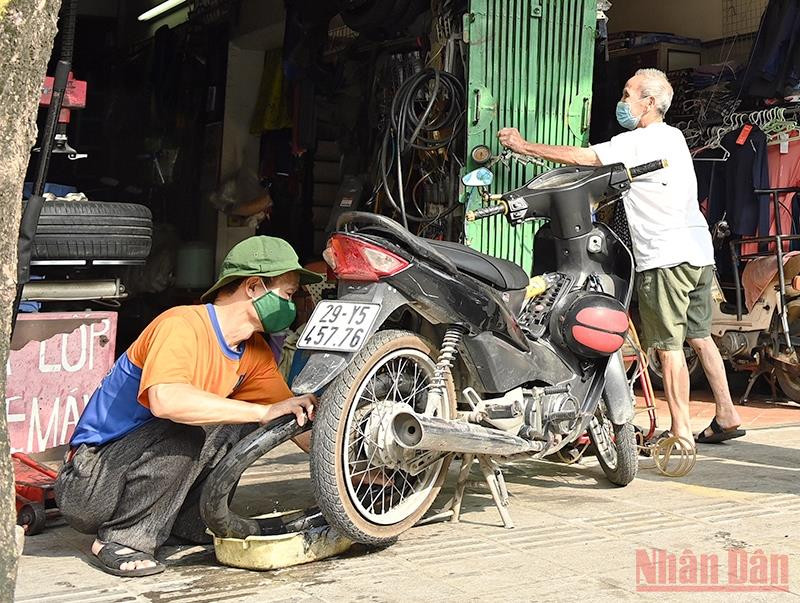 Cửa hàng xe máy trên phố Tây Sơn (Đống Đa) mở cửa trở lại. (Ảnh: Duy Linh) Hà Nội “tỉnh giấc” sau 2 tháng giãn cách -0