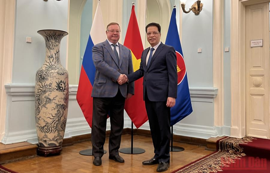 Đại sứ Đặng Minh Khôi (phải) và Chủ tịch Hội Luật gia Nga Sergey Stepashin. (Ảnh: QUẾ ANH) Đề xuất hợp tác năm 2022 giữa Hội luật gia hai nước Việt Nam và Nga -0