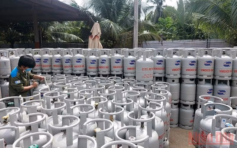 Giá gas đã tăng tháng thứ 6 liên tiếp với tổng mức tăng 117.000 đồng/bình 12kg.