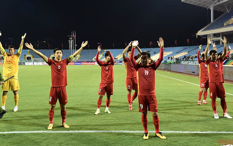 Đội tuyển Việt Nam gửi lời cảm ơn tới sự cổ vũ và động viên của người hâm mộ. (Ảnh: TRẦN HẢI) 