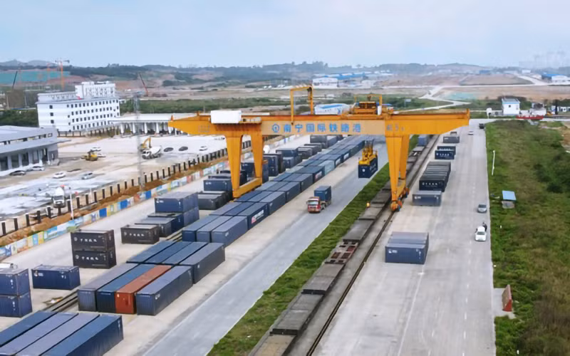 Các container hàng hóa liên vận tại Cảng đường sắt quốc tế Nam Ninh. (Ảnh: Nhân Dân Nhật báo)