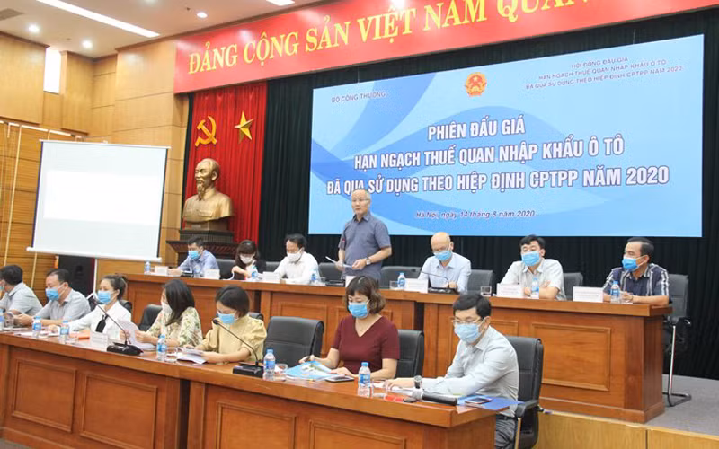 Thứ trưởng Công thương Trần Quốc Khánh phát biểu tại phiên đấu giá. 