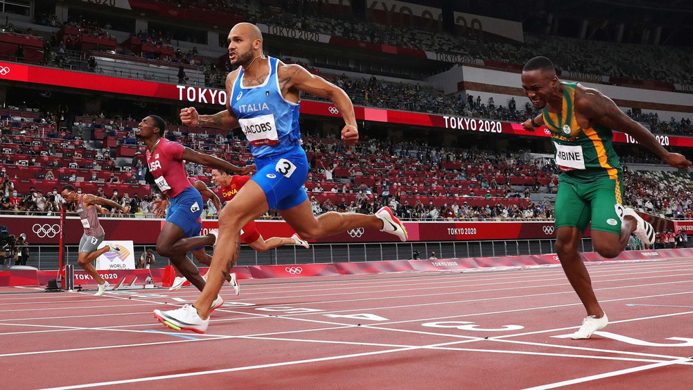 Lamont Marcell Jacobs (Italia) trở thành “nhà vua” mới trên đường chạy 100m nam, góp công giúp Italia có một kỳ Olympic rất thành công với năm tấm huy chương vàng điền kinh. (Ảnh: Getty Images) Những khoảnh khắc đáng nhớ tại Olympic Tokyo 2020 -0