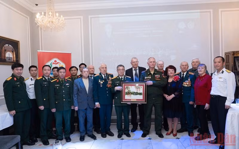 Đại tá Trần Tiến Phương tặng quà cựu chiến binh Nga. (Ảnh: Thanh Thể)