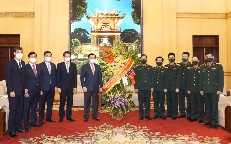 Bí thư Thành ủy Hà Nội Đinh Tiến Dũng chúc mừng cán bộ, chiến sĩ Bộ Tư lệnh Thủ đô Hà Nội.