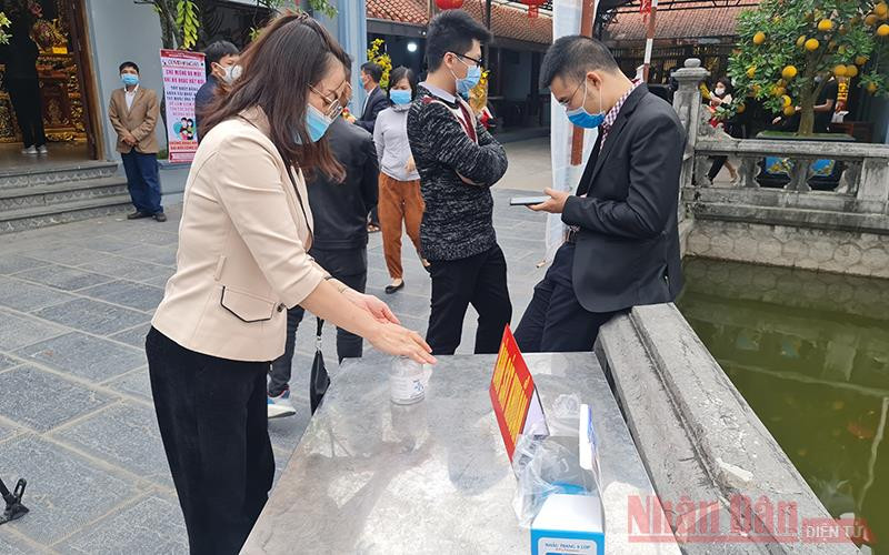 Du khách đến Phủ Tiên Hương chấp hành nghiêm quy định về đeo khẩu trang và rửa tay sát khuẩn. Nam Định đóng cửa chợ Viềng bảo đảm phòng chống dịch -0