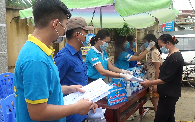 Cơ quan chức năng cấp phát khẩu trang, tờ hướng dẫn phòng dịch Covid-19 cho nhân dân huyện Hoằng Hóa. 9 F1 và 628 F2 âm tính với SARS-CoV-2, Thanh Hóa tăng cường giám sát, truy vết -0