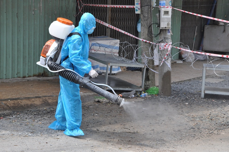 Ngành y tế tiến hành phun tiêu độc, khử trùng tại một ổ dịch trên địa bàn xã Long Trung, huyện Cai Lậy (Tiền Giang).
