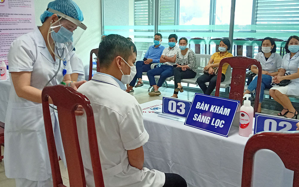 Lực lượng tuyến đầu chống dịch ở tỉnh Thái Bình từ ngày 28-4 đến nay được tiêm vắc xin phòng Covid-19. Phát hiện các trường hợp F0, F1 về địa bàn, Thái Bình siết chặt việc chống dịch -0