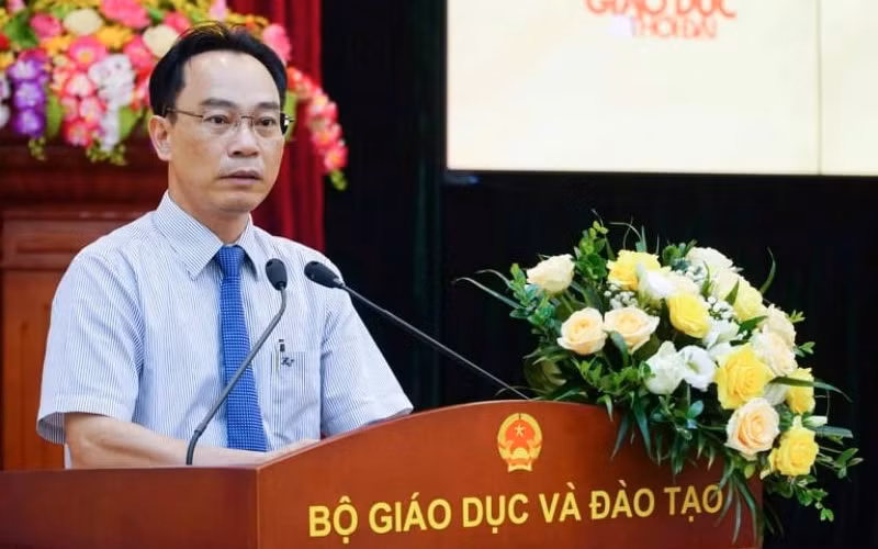 Thứ trưởng Giáo dục và Đào tạo Hoàng Minh Sơn phát biểu tại buổi họp báo. (Ảnh: NDĐT)