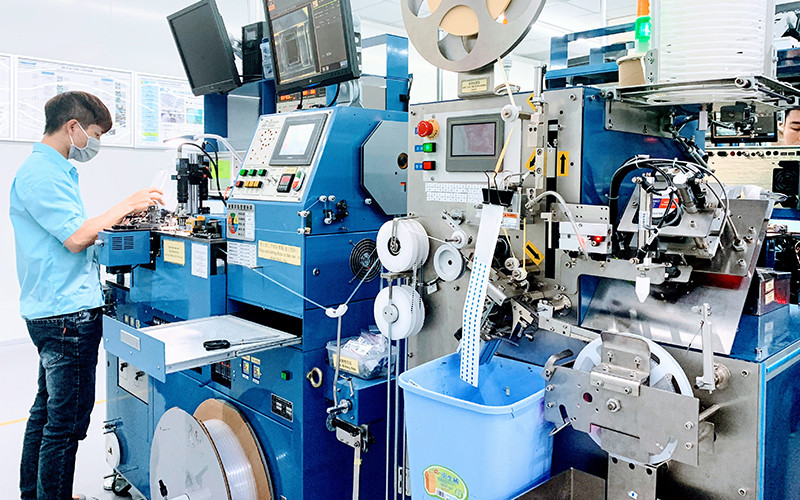 Trong tình hình dịch bệnh phức tạp, Công ty TNHH điện tử Chilisin Việt Nam tại Khu công nghiệp VSIP Hải Phòng vẫn duy trì sản xuất. Ảnh: NGÔ QUANG DŨNG Tăng tốc sản xuất tại các doanh nghiệp FDI -0