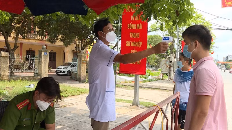 Xuất hiện hai ca dương tính, Hưng Yên thiết lập vùng cách ly phòng, chống Covid-19