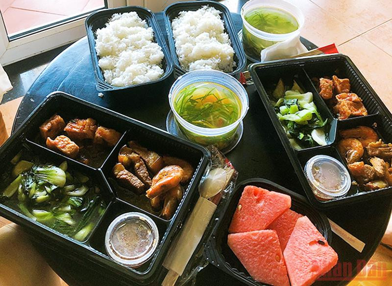 Suất ăn tối của bà con về ở tại khách sạn có thu phí. Trong 2 ngày, Quảng Nam đón 755 bà con từ phía nam về quê bằng máy bay -0