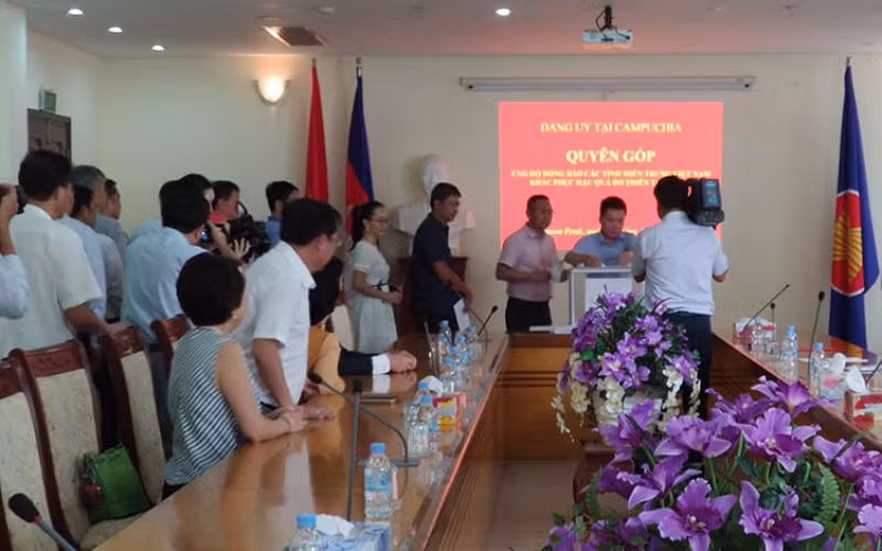 Quyên góp ủng hộ đồng bào miền trung, sáng 20-10.