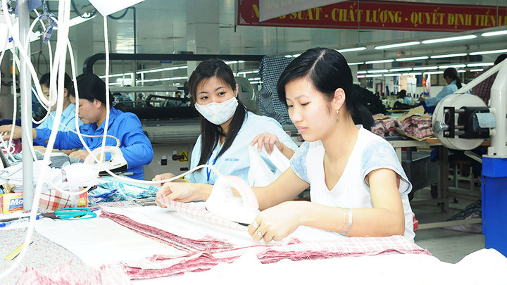 Ngành dệt may hiện cũng gặp khó khăn khi các nguyên vật liệu sản xuất đến các loại bao bì, vỏ sản phẩm đã đội giá. Ảnh: NGUYỆT ANH Giá cả tăng, doanh nghiệp gặp khó -0