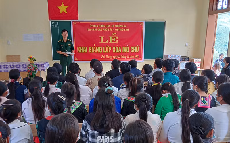 Khai giảng lớp học xóa mù chữ tại bản Phá Thóng.