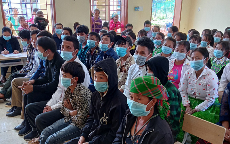 Các học viên tham gia lớp học tại lễ khai giảng. Sơn La khai giảng lớp học xóa mù chữ cho 61 học viên vùng biên -0