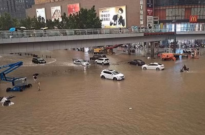 Trung tâm thành phố bị úng ngập, giao thông tê liệt.