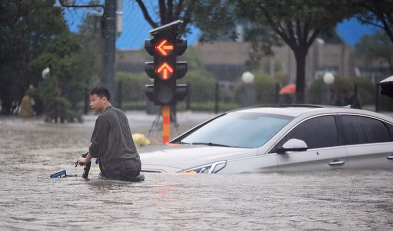 Thành phố Trịnh Châu (Trung Quốc) ngập trong mưa lũ, 12 người tử vong -0