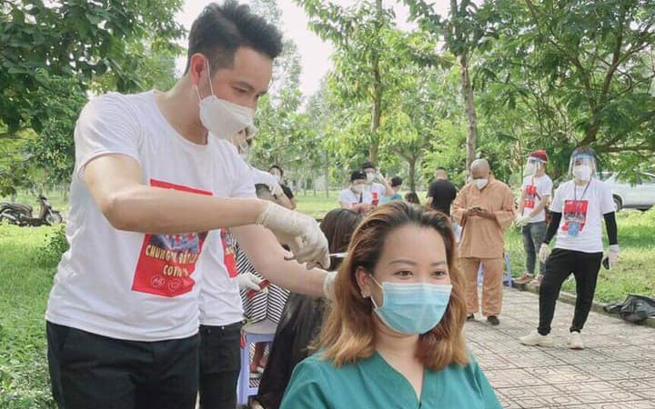 Cắt tóc cho nhân viên y tế Bệnh viện dã chiến Củ Chi. Các nghệ sĩ cổ vũ tinh thần chống dịch Covid-19 -0
