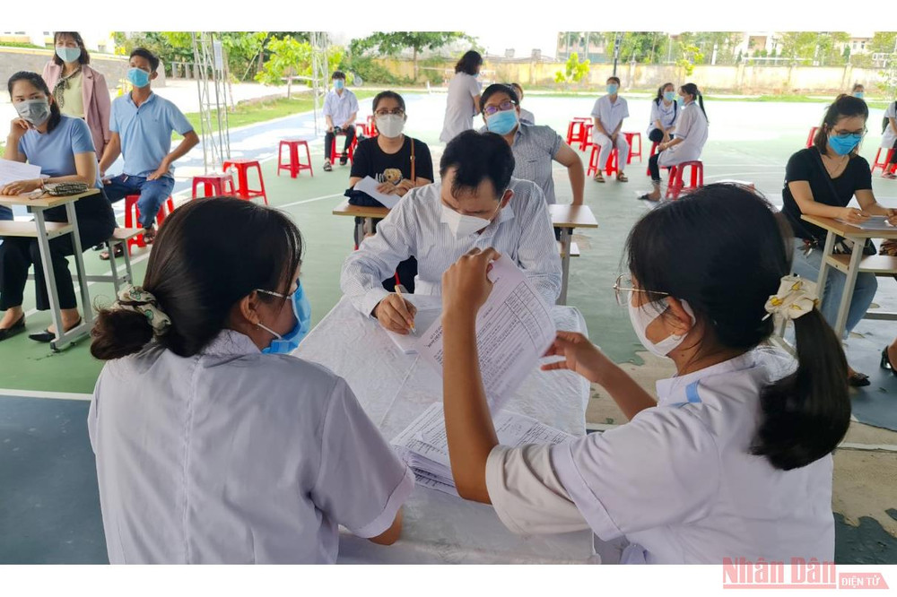 Tiêm chủng cho người dân ở thành phố Quy Nhơn, Bình Định.