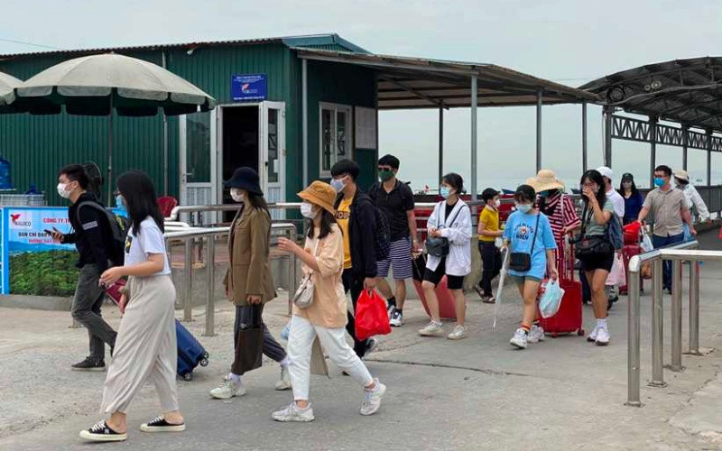 Du khách lên đảo Cô Tô.