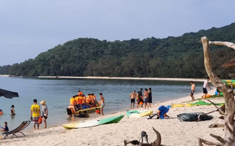 Một bãi tắm trên đảo Cô Tô con, huyện Cô Tô (Quảng Ninh).