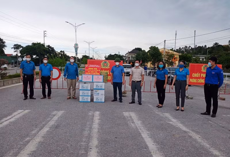 Các tổ chức mặt trận, đoàn thể đồng hành cùng lực lượng tuyến đầu trong những ngày thị xã Hồng Lĩnh thực hiện Chỉ thị 16.