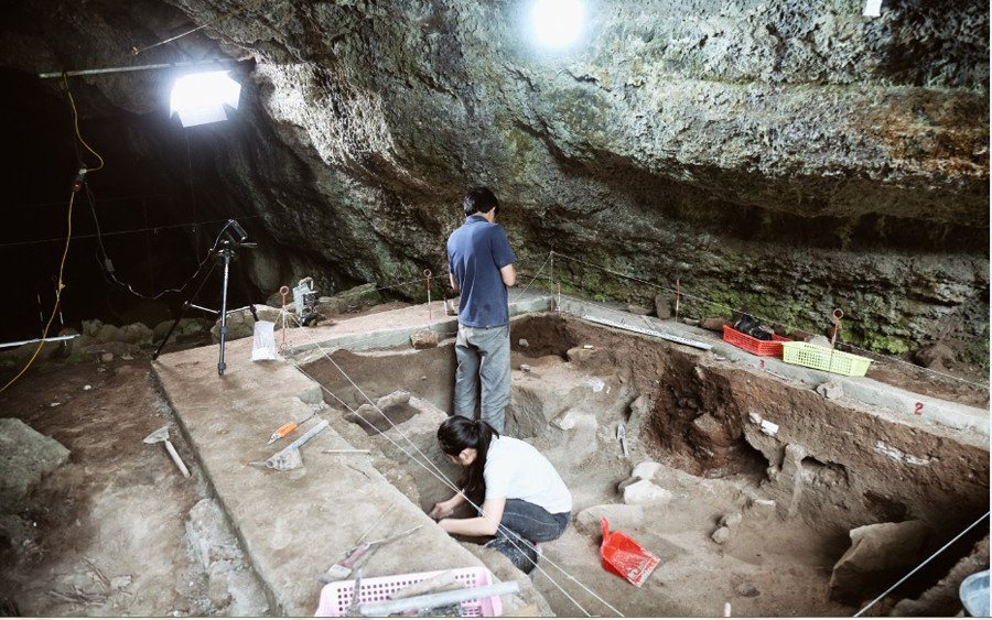 Các nhà khảo cổ đang khai quật các di chỉ trong Hang C6.1 (Ảnh: DAKNONGGEOPARK) Công viên địa chất Đắk Nông- điểm khám phá đầy hứa hẹn -0