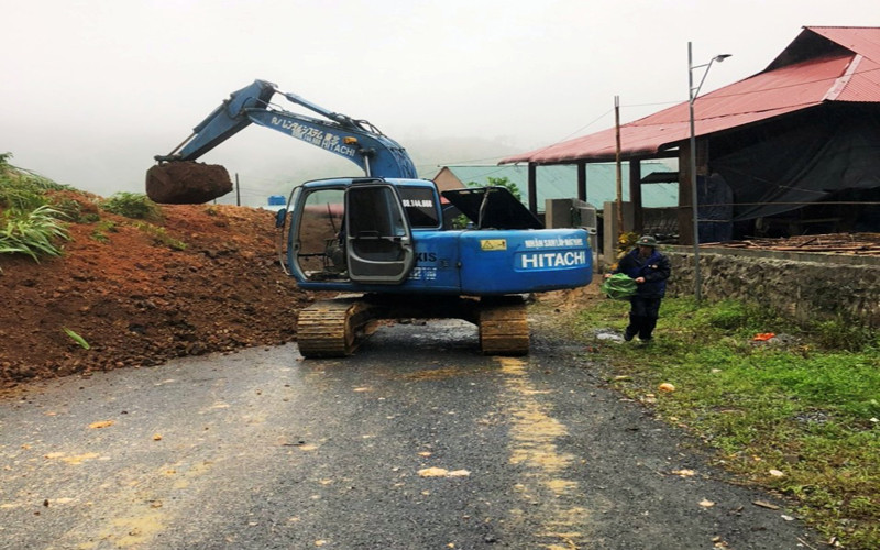 Phương tiện cơ giới xúc đất sạt lở. Thông tuyến tỉnh lộ 530 lên biên giới ở huyện Lang Chánh, tỉnh Thanh Hóa -0