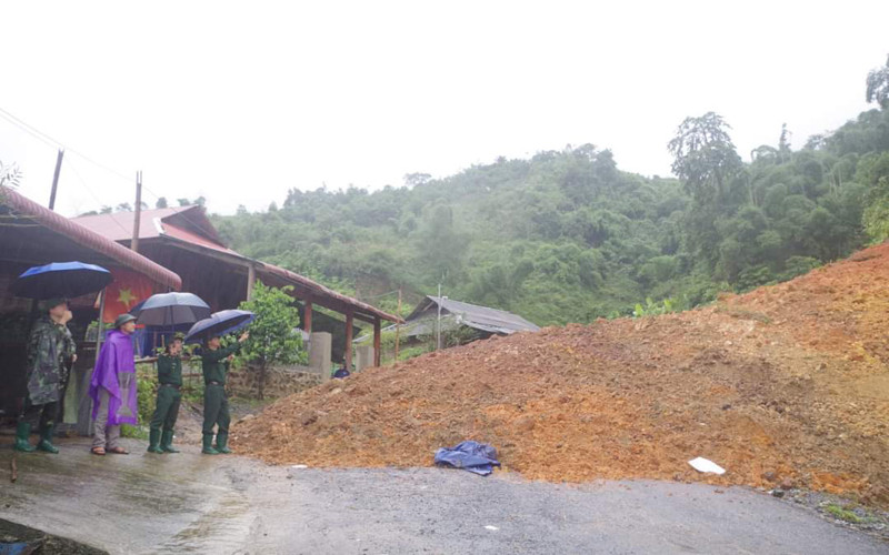Điểm sạt lở làm tắc đường, uy hiếp nhà dân bên tỉnh lộ 530. Thông tuyến tỉnh lộ 530 lên biên giới ở huyện Lang Chánh, tỉnh Thanh Hóa -0