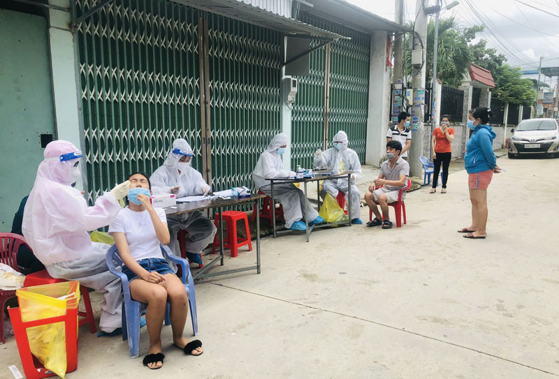Lấy mẫu xét nghiệm tầm soát ở các khu nhà trọ tại TP Biên Hòa (Đồng Nai). Tập trung tầm soát F0 tại các khu nhà trọ ở Đồng Nai -0